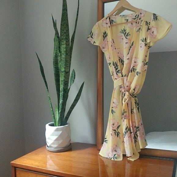 Charlotte Russe Dresses & Skirts - Yellow floral dress